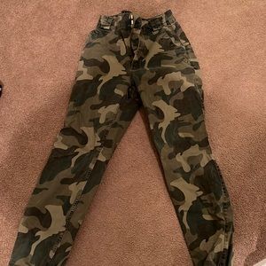 holister camo cargo joggers, size small